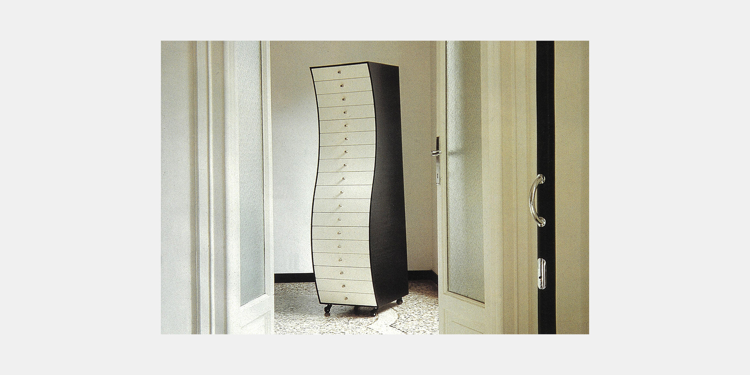 1986 2000x1000 sfondo grigio