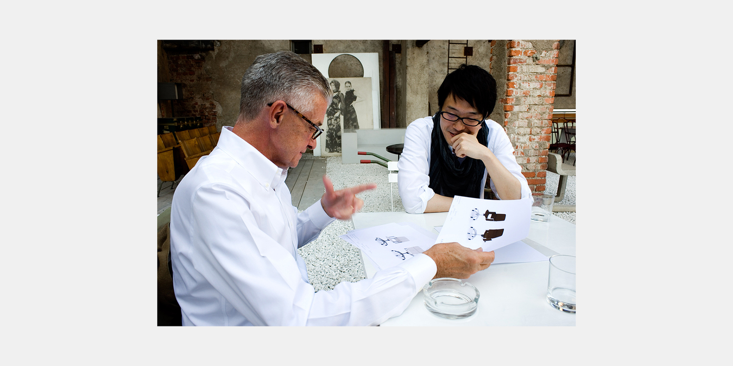 2006 2000x1000 sfondo grigio